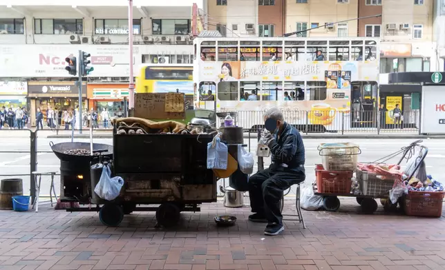 老闆因腳部腫痛，決定提早清走貨尾後結束今年營業。Threads截圖